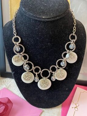 VTG AVON SPRING/SUMMER SHELL NECKLACE WITH EARRINGS
